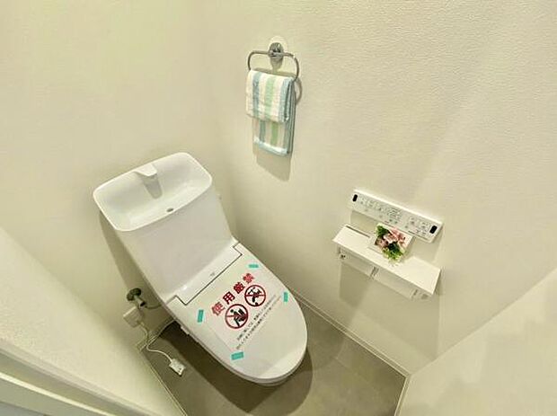 ≪温水洗浄便座トイレ≫ 白を基調としたトイレ、もちもんウォシュレット機能付き☆彡