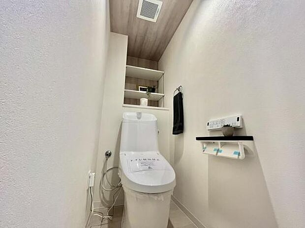 ≪トイレ≫　 温水洗浄便座機能付きのトイレです。