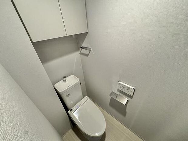 ≪トイレ≫ 上部に収納場所も完備されたトイレになります。