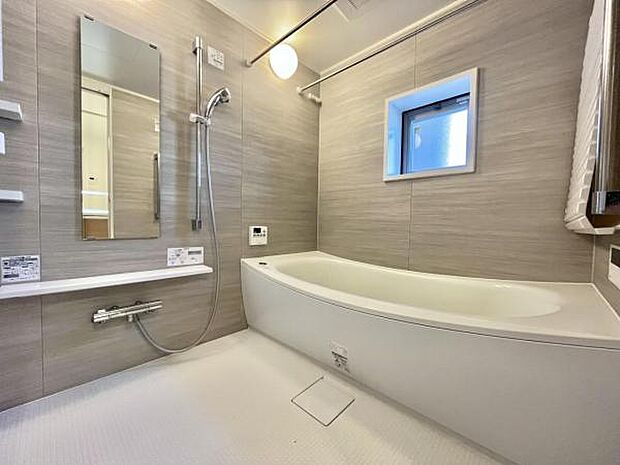 ≪浴室≫ 南東角住戸につきマンションには珍しい浴室に小窓付きで1620の浴槽で広さです。
