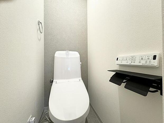 〜トイレ〜 2階のトイレになります。温水洗浄機能付きになっております。