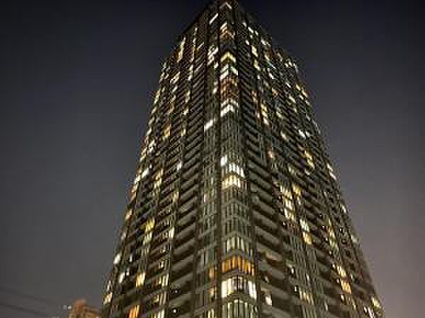 ≪外観写真≫ 天神橋筋六丁目駅エリアのリバーサイドにそびえ立つ地上45階建てタワーマンションです。