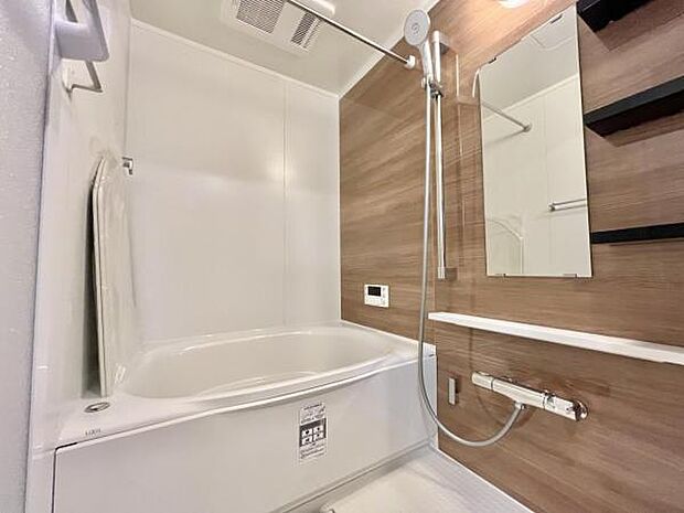 ≪バスルーム≫ 浴室暖房乾燥機が完備されたバスルームです。 浴室で干せるポール付きです。