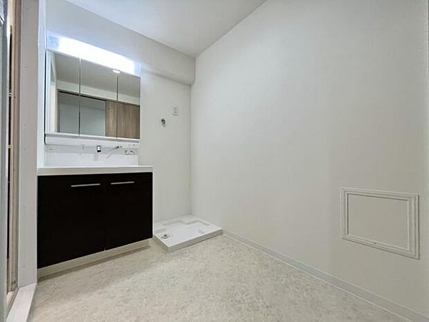 ≪洗面所≫ 脱衣所スペースにゆとりがありますの棚の設置スペースが確保されております。
