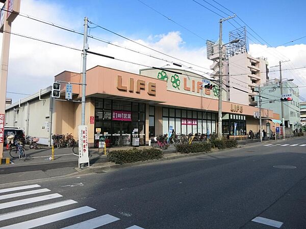 現地より徒歩約14分のスーパー、ライフ此花店。駐車場もある便利なスーパーです