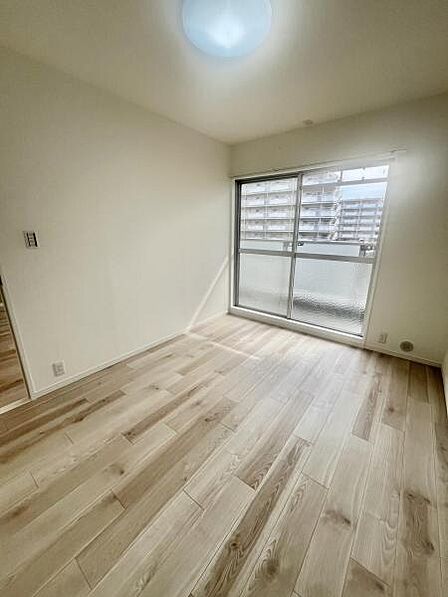 バルコニーに面した明るい洋室