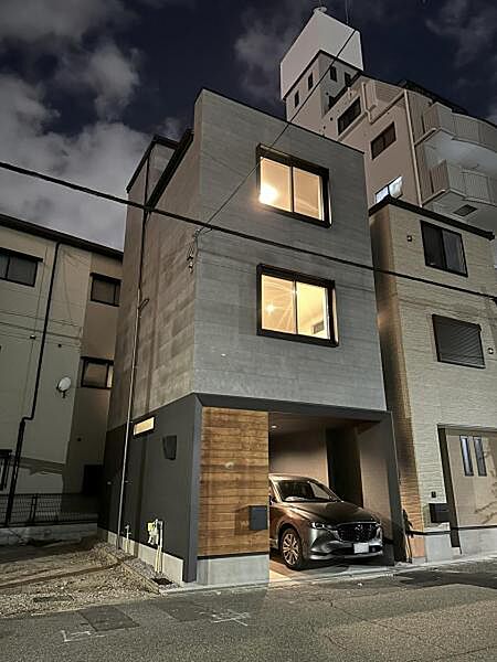 ～外観～ 黒・木目・グレージュのお洒落な雰囲気の外観です。また、前面道路はゆったりの8メートルになります。