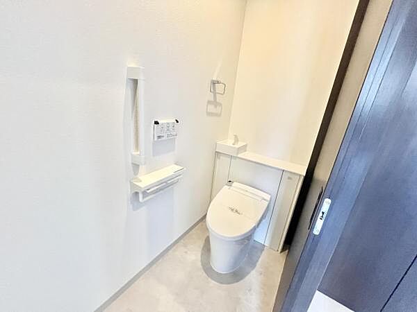 1・2階にトイレあり。大家族や階段の上がり下りが億劫な就寝時など重宝します。
