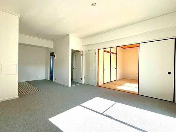 ≪リビング≫ 約11.5帖のLDKは、日当りも良く大変明るいです。