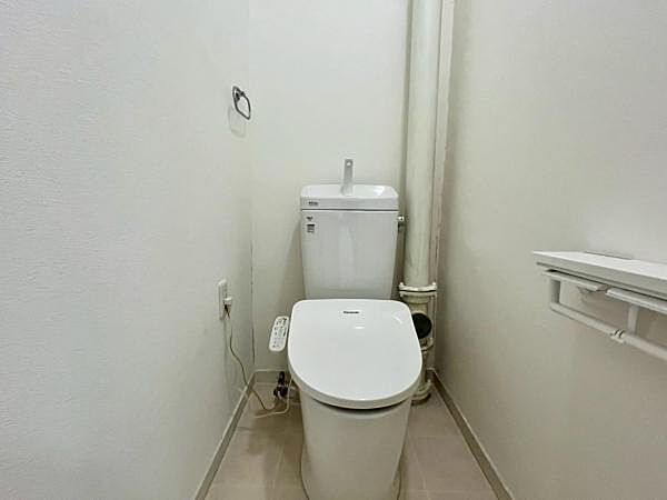 ≪トイレ≫ 温水洗浄便座付きのトイレです。