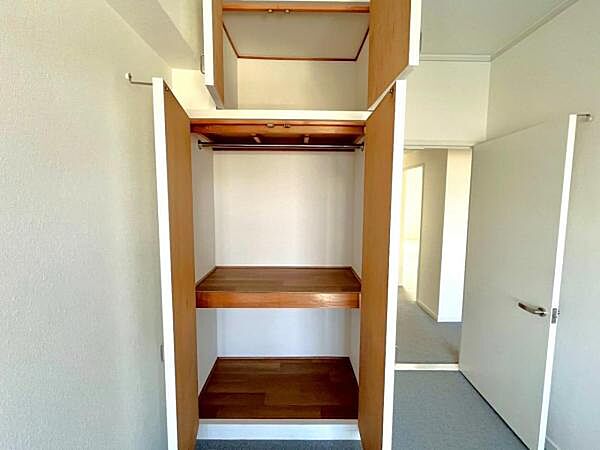 ≪洋室収納≫ 各部屋に収納がございます。