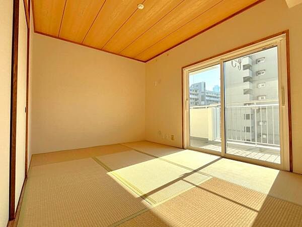 ≪和室≫ リビング横の和室は日当りも良く、大変明るいです。