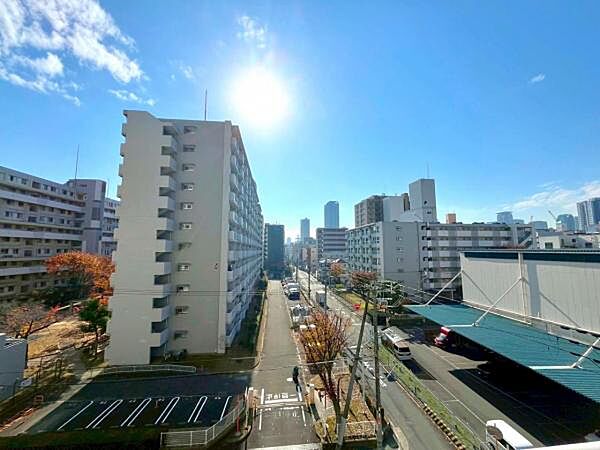 ≪眺望≫ バルコニー前は開けており、採光・眺望良好です。