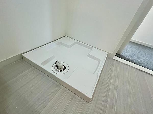 ≪洗濯パン≫ ドラムサイズも置くことのできる洗濯パンです。