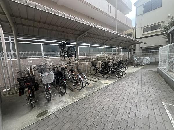 屋根付き駐輪場で雨の日も安心です。
