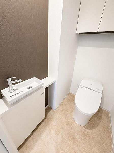 トイレ内には独立した手洗い場が設置されております。
