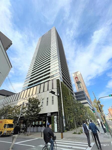 ≪現地外観写真≫ 角地にそびえ立つ、一際目を引くタワーマンションです。