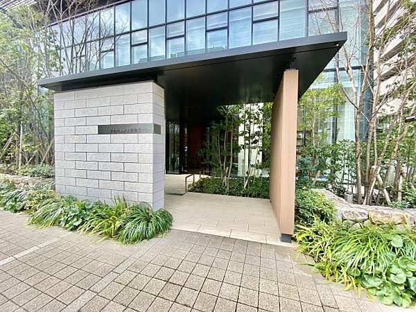 ≪エントランスの外側≫ オートロックも有り、女性の方も安心です。