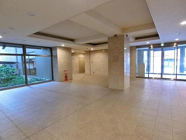 広々とした綺麗なロビー空間です。