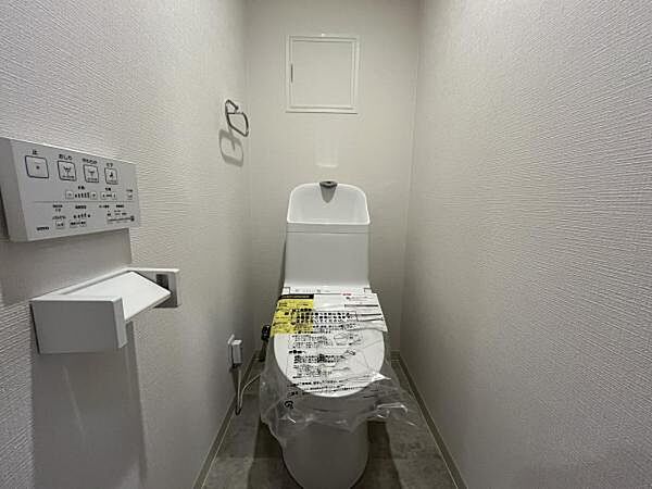 ～トイレ～ 温水洗浄機能付のトイレです。