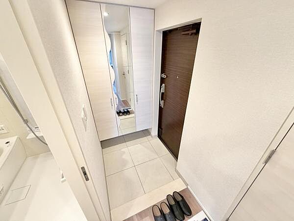 広々とした玄関スペース、大きな姿見付きです。