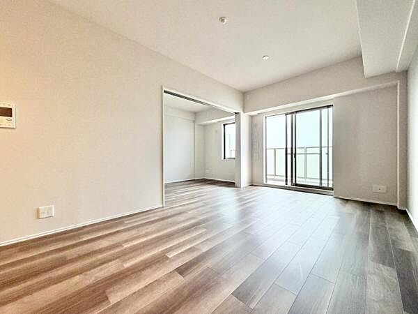大き目の家具を置いてもゆとりがございます。