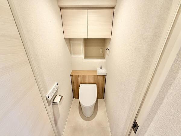 トイレ新調済みです。タンクレストイレです。