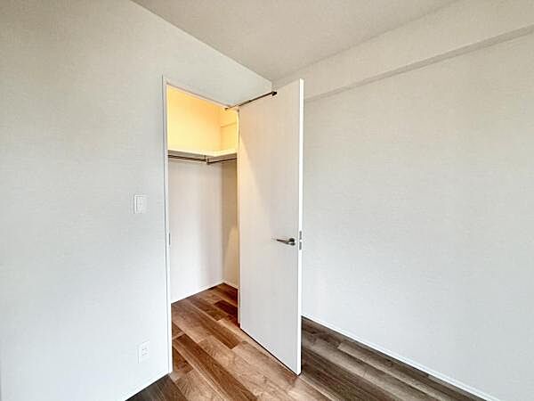 ウォークインクローゼット付きで大きな荷物も収納出来ます。