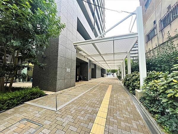 ～敷地内～ 都心に建つタワーマンションですが、植栽により緑溢れる住環境となっております。