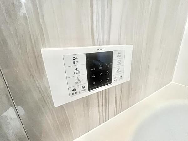 スイッチひとつでお湯張りから追い焚きまで可能なオート式を採用！キッチンからも操作が可能です