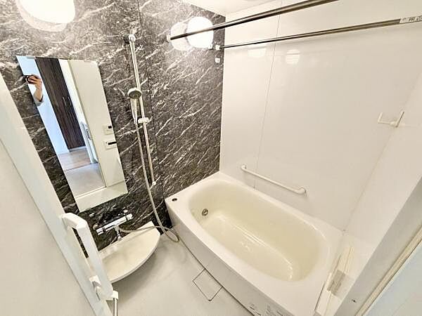浴室乾燥機、暖房機付きのバスルームです。