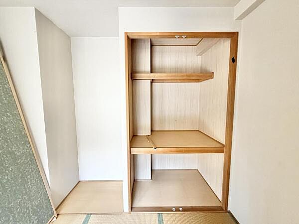 和室には大きな収納を備えています。