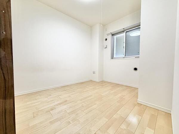 5.0帖洋室です、各部屋に収納を備え生活スペースを広く保てます。