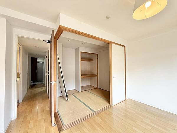 5.0帖の和室です、大きな収納も備えています。