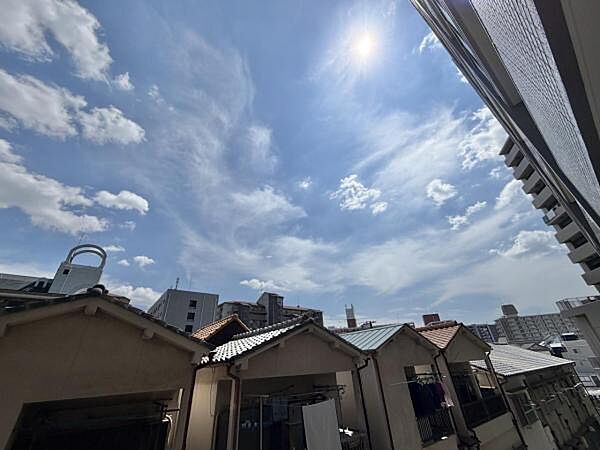 南面バルコニーからは明るい日差しが差し込みます。