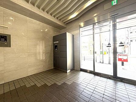 いつでも荷物を受け取れる便利な宅配ボックス付きです。