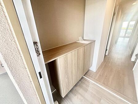 玄関には豊富な収納がございます。背の高いブーツや、傘なども収納できます