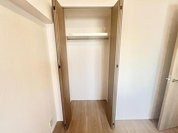 大きいクローゼットはハンガーポール付きで嵩張る衣類も効率的に収納できます。