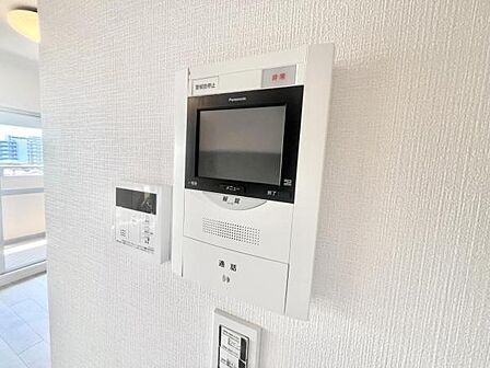 誰が来てもわかる様にモニター付きインターホンが設置されています