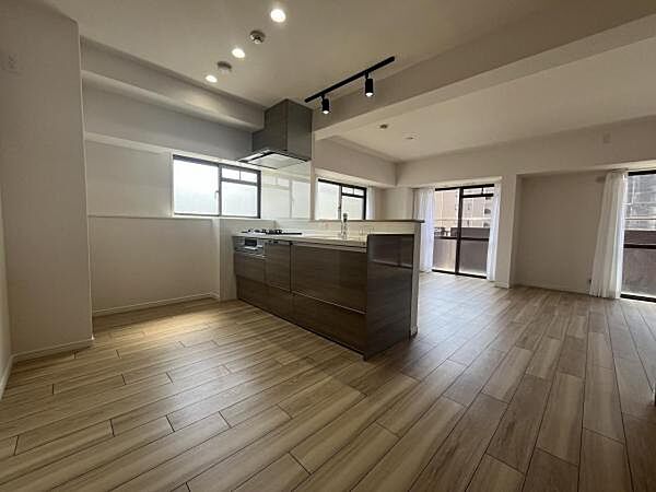 ～キッチン～ 角住戸の為、明るい採光が入り込みます。