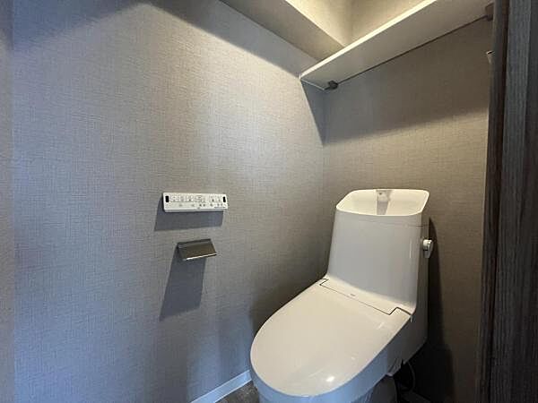 ～トイレ～ 上部に吊戸棚が設置、温水洗浄機能完備のトイレ部分です。