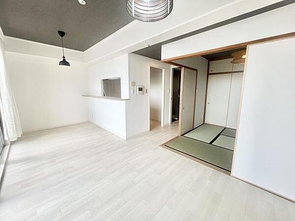 横長タイプのリビングダイニング。お食事されるダイニングとくつろぎの場所のリビングを分けやすい間取りです