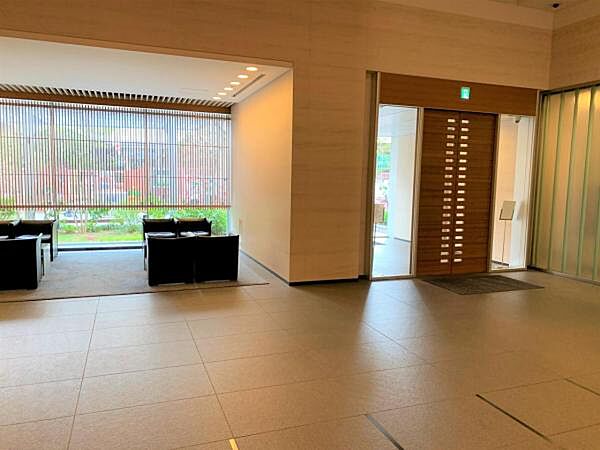 ≪ロビー≫ 落ち着いた雰囲気のロビーにはコンシェルジュがいます。