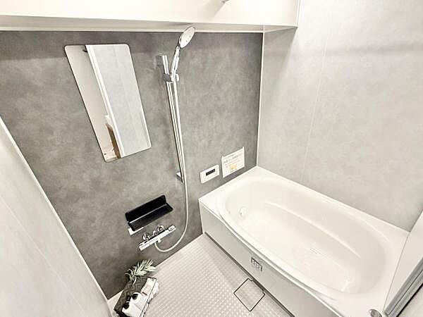 浴室乾燥機、暖房機付きのバスルームです。