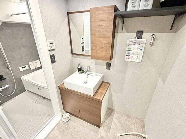 コンパクトながらも収納も充実した洗面化粧台です。