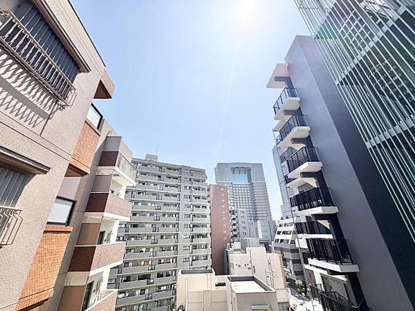 午前中には明るい日差しが差し込みます。