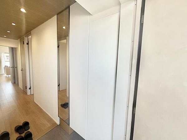 玄関収納は収納力の高いトールタイプのシューズボックスです。