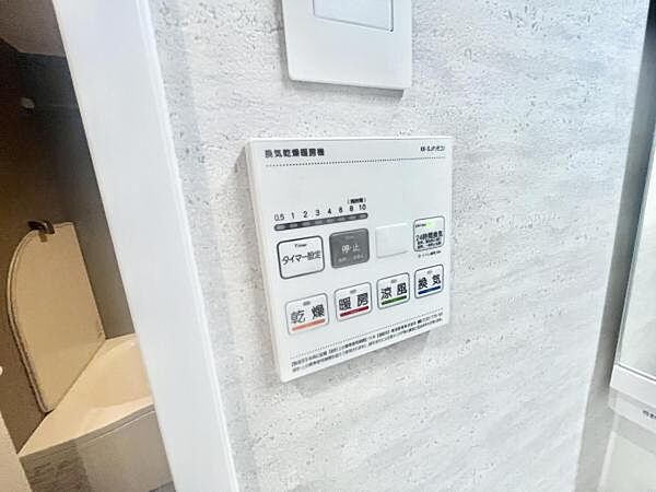 浴室には雨天時の洗濯物乾燥やカビの発生を抑える機能付きの「浴室暖房乾燥機」付