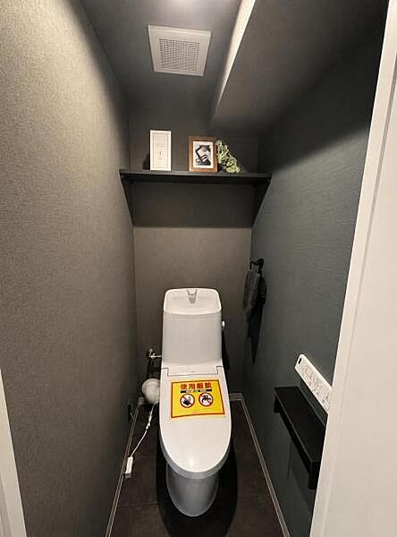 温水洗浄便座付きの快適なトイレ空間