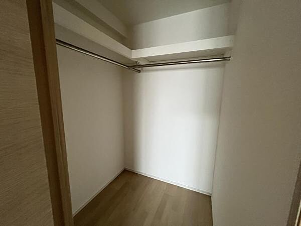 ～収納～ 洋室7.0帖のウォークインクローゼット